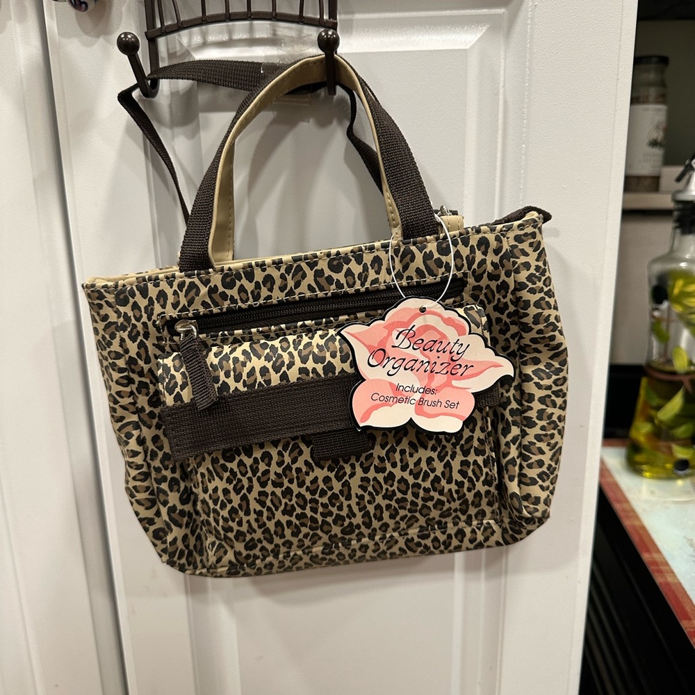 Very cute small bag with cosmetic brush set
